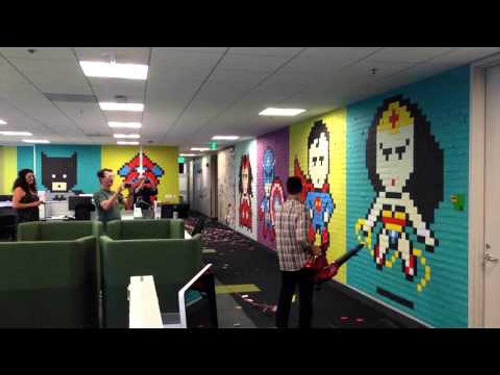 Post-it'lerle Yapılan Süper Kahramanlar Yaprak Üfleyici İle Ortadan Kaldırılıyor