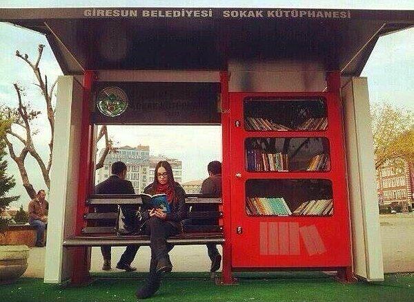 İstanbul/Bağcılar ve Giresun'da bulunan kitaplıklı otobüs durakları bunlara birer örnek.