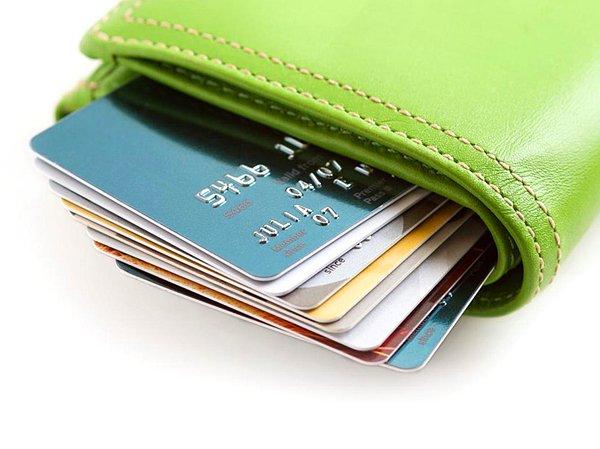 Kredi kartlarında beklenen düzenlemede ilk sıkılaştırma hamleleri görüldü. Resmi Gazete'de yayımlanan kararda nakit çekim ve KMH (kredili mevduat hesabı) faizleri Kasım 2023'ten bu yana ilk kez değişti.