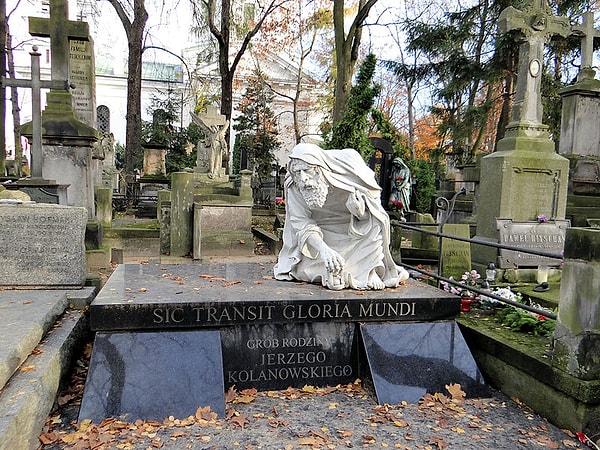 17. Polonya’da bir aile mezarlığı ve mezar taşı.