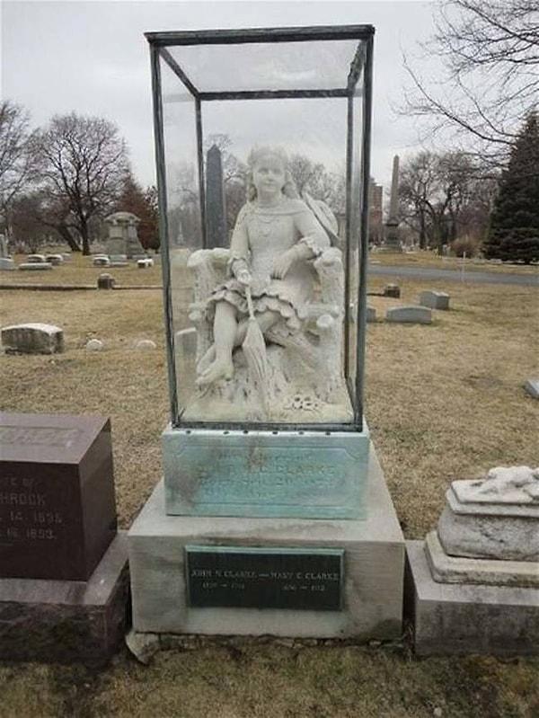 19. Ölen küçük bir kızın annesi tarafından yaptırılan mezar taşı.
