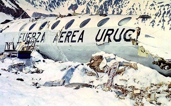 Rakımı 4000 metreden yüksek dağların üzerinden geçmesine rağmen alçak seyreden uçak, Şili - Arjantin sınırı yakınlarında o zamanlar isimsiz olan daha sonra Gözyaşları Buzulu olarak anılacak zirveye çarparak sağ kanadını kaybetti.