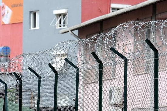 Adana'da Duvarı Jiletli Telle Çevrilen Okullara Eleştiri: 'Hapishane Gibi'