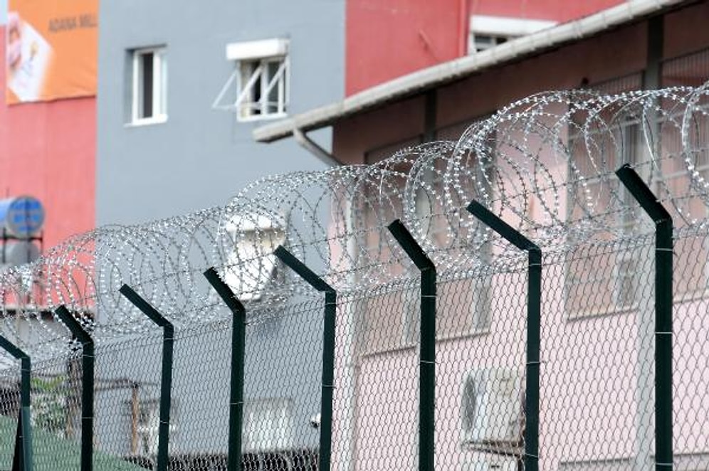 Adana'da Duvarı Jiletli Telle Çevrilen Okullara Eleştiri: 'Hapishane Gibi'