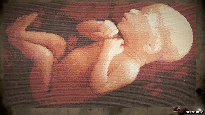 Her Canlı İçin Suyun Gerekliliğini Vurgulayan Sanatçının 66 Bin Bardakla Yaptığı Devasa Fetus Portresi