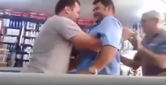 Saflık Yine Kaybetti: Koltuk Altından Kaldırılan Adamın Arkadaşının 'Olmayan Gücü'ne Hayran Oluşu