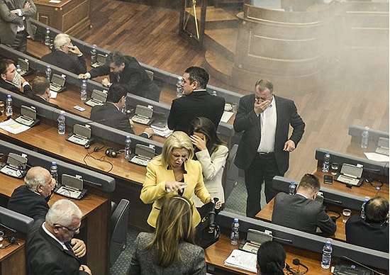 Kosova Meclisine Biber Gazı Atıldı