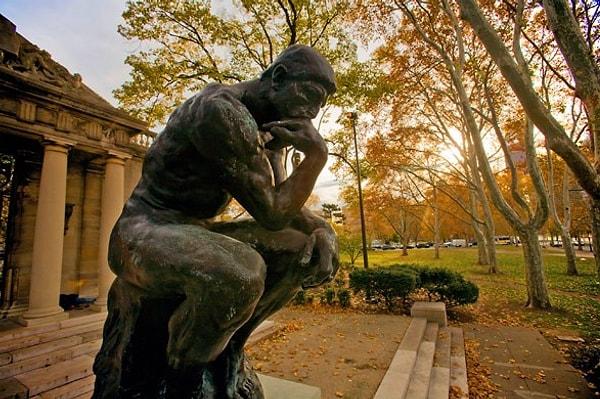 3. Rodin’in “Düşünen Adam” heykelinin kopyasının akıl hastanesinin bahçesine dikilmesi fikri, 1950’li yıllarda başhekimlik yapan Fahri Celal Göktulga’dan çıkmış.