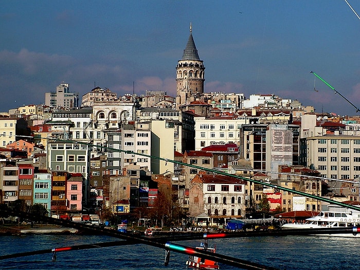 Galata Surları'nın Ayakta Kalan Son Parçaları da Yok Olma Tehlikesiyle Karşı Karşıya...