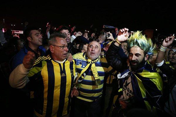 Mahkeme önüne toplanan Fenerbahçe taraftarları kararı kutluyor