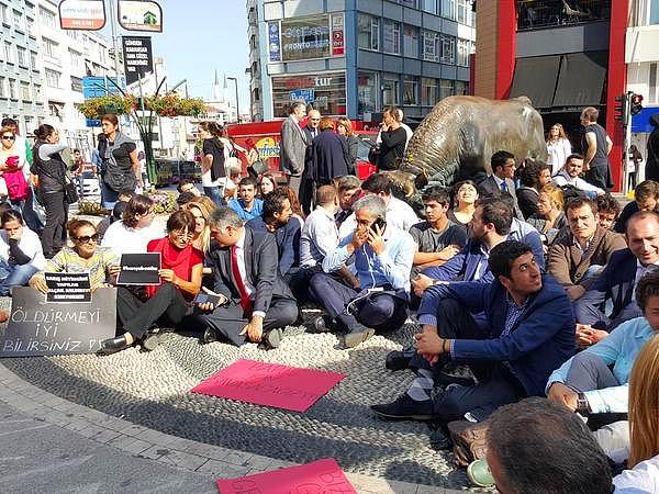 4. Kadıköy Altıyol'da Ankara'daki kanlı saldırı protesto ediliyor