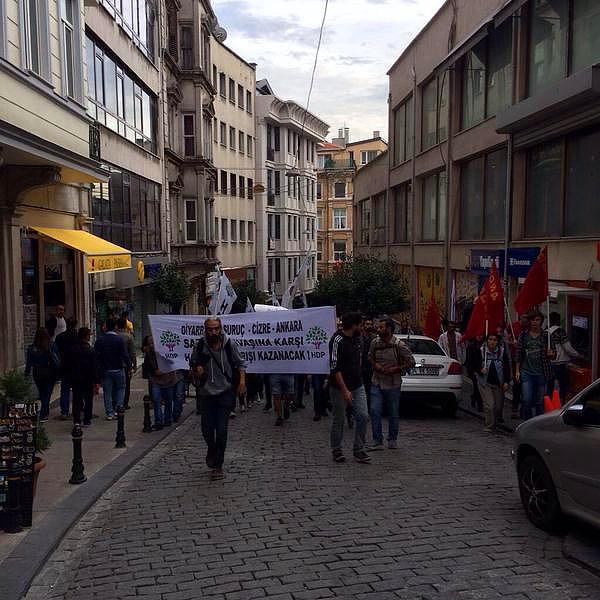 18. Vapurla gelen gruplar Taksim'e yürüyor