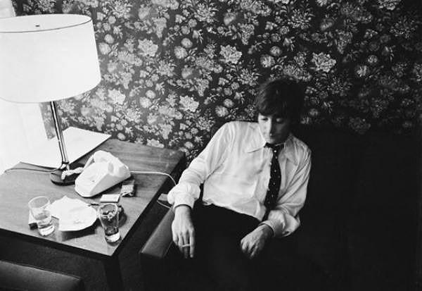 16. John Lennon arada bir, eski bir tabutta uyumayı severdi.