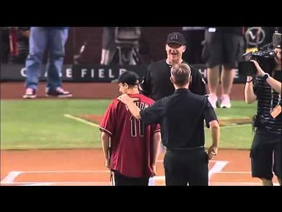 Amerika'da Bir Beyzbol Maçında Muhteşem Atışıyla Perdeyi Açan Gözleri Görmeyen Genç