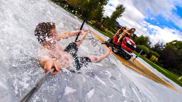 Çim Biçme Makinesiyle Slip N Slide Yapan Eğlence Delisi Grup