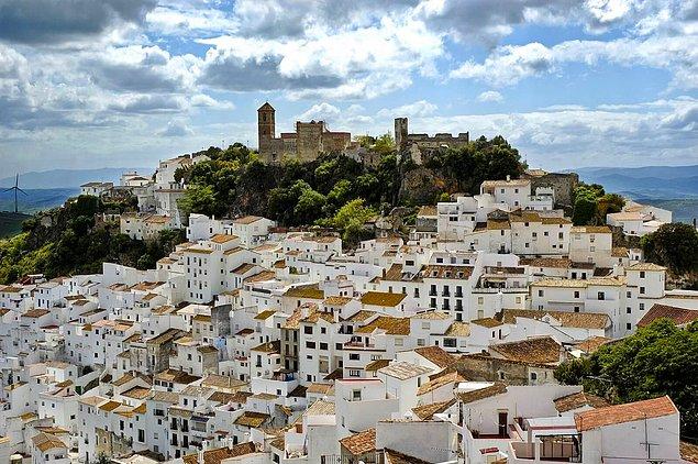 Marinaleda is a small town in Southwest Spain, connected to Sevilla. It’s not a big town with only 2748 people living in it according to 2014 data.