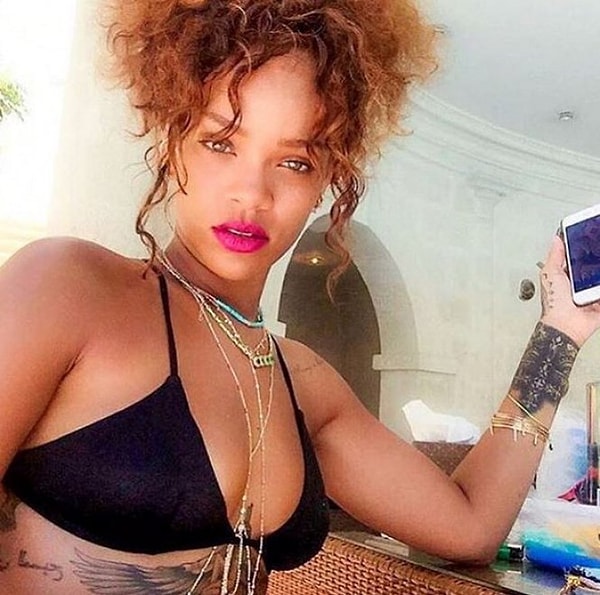 Взгляд при этом не должен быть легкомысленным. Постарайтесь изобразить легкую интригу или загадку.