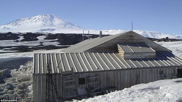 8. İngiliz kaşiflerin hatırası olarak ayakta kalan bu küçük kulübe, bugün yolu Antarktika'ya düşenler için adeta bir müze.