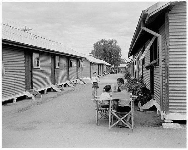 9. O zamanlar ülkenin en fazla göçmen alan bölgesi Bonegilla, Victoria'da çocuklar. (1949)