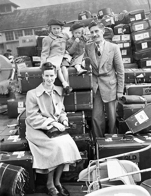 11. Nicol ailesi, onları yeni bir hayata taşıyacak olan SS Cameronia adlı gemiyi beklerken. (1950)
