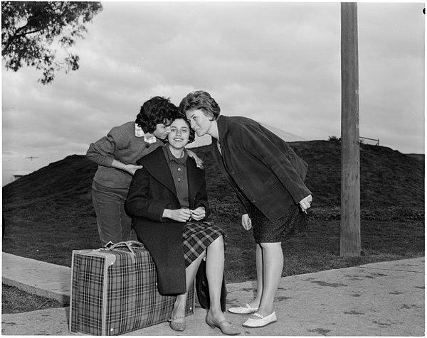 12. Yunanistanlı bir kadın, arkadaşlarıyla vedalaşırken. (1962)
