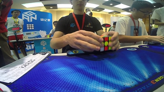 Rubik Küpü 5.77 Saniyede Çözüp Bize Yeteneğimizi Sorgulatan Genç