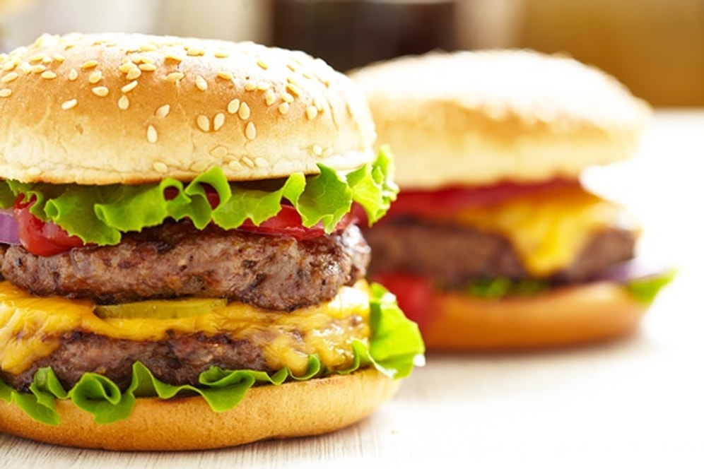 Ağzınıza Sığmayacak Büyüklükte de Olsa Ağzınıza Layık 15 Leziz Hamburger