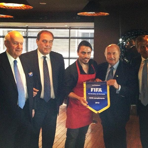 2. Adam hazır FIFA Başkanı Sepp Blatter gelmişken fotoğrafın yanında futbol takımı lisansı da almış.