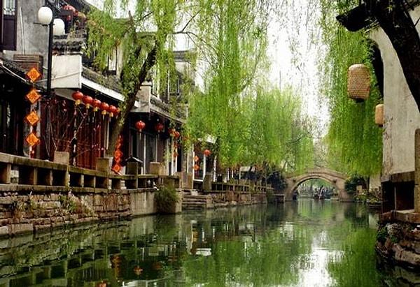 12. Venedik'e göre biraz daha bakımsız duran fakat güzel bir doğaya sahip olan Suzhou şehri, Çin'e gidenlerin mutlaka uğraması gereken yerlerden.