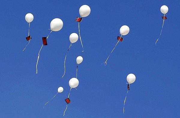 20. Ankara'daki patlama sırasında hayatını kaybedenlerin isimlerini taşıyan balonlar havaya bırakıldığında.