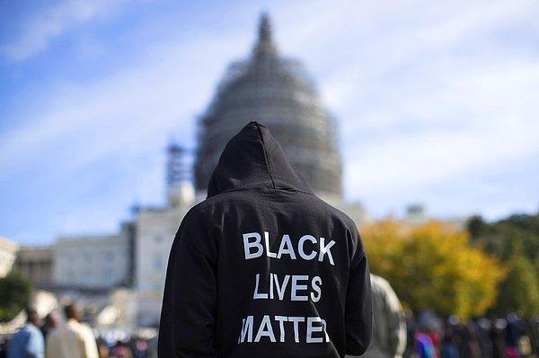 4. "Million Man March" yürüyüşünün 20. yıldönümünde Washington'da bir genç arkasında "Siyahların yaşamları değerlidir." yazılı bir sweatshirtle.