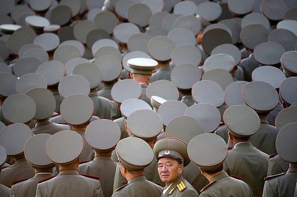 14. Pyongyang, Kuzey Kore'de bir geçit töreni öncesinde bir araya gelen gaziler.