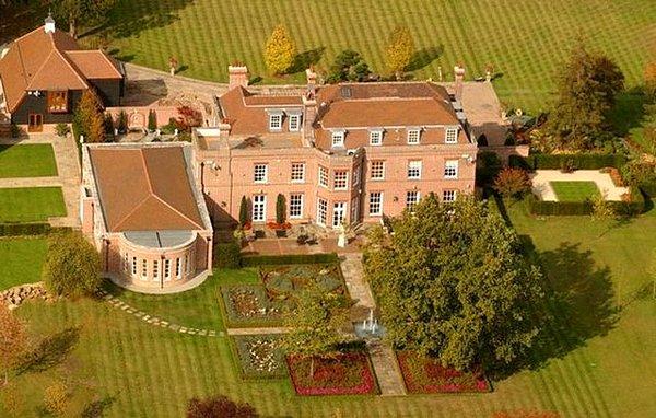 Medyada yer alan habere göre, daha geniş bir evde yaşamak isteyen çiftin almayı planladığı, nam-ı diğer  Beckingham Sarayı'nın değeri 24.5 milyon TL'ymiş.