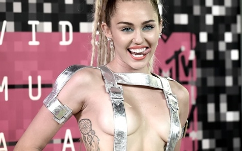 Hem Kendisinin Hem de Seyircilerin Çıplak Olacağı Bir Konser Planlayan Çılgın Kadın: Miley Cyrus