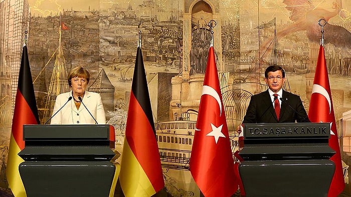 Merkel, Davutoğlu ile Görüştü