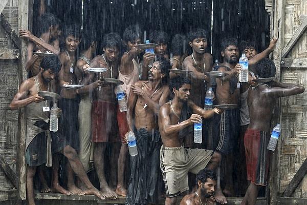 9. Denizde bulunan göçmenler, geçici olarak yerleştirildikleri Myanmar'daki kampta yağmur suyu depolarken. (4 Haziran)
