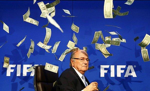 15. İngiliz komedyen Lee Nelson, bir konferans için Zürih'te bulunan eski FIFA Başkanı Sepp Blatter'in üstüne bir deste parayı saçarken. (20 Temmuz)