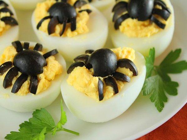 8. Tatlı yerine tuzlu tercih ederseniz haşlanmış yumurta ve zeytinlerle güzel bir konsept oluşturabilirsiniz.