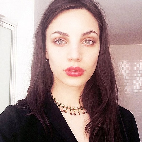 4. С такой внешностью несложно стать популярной.