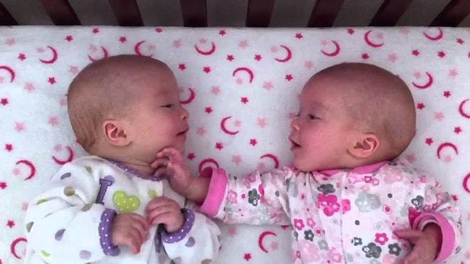 Tek Yumurta İkizleri Birbirlerine Dokunarak İletişim Kurmaya Çalışıyor