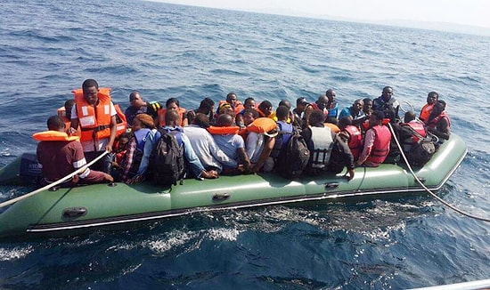 Kuşadası'nda Mülteci Botu Battı: 15 Kişi Kayıp