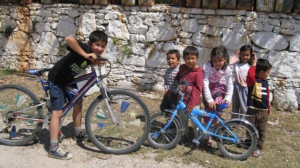 3. Henüz bisikletinin olmadığı günlerde, başka çocuklara "bi' tur versene" demek zorunda kalmanın verdiği o kötü hissi de bilirsin.