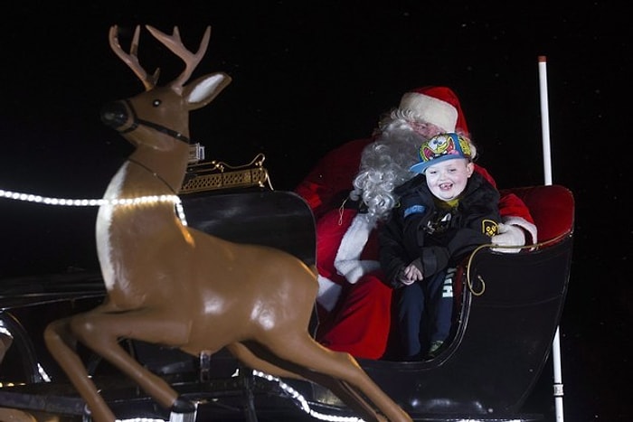 Kanser Hastası 7 Yaşındaki Çocuk İçin Yaşadığı Kasabada Düzenlenen Erken Noel Kutlaması