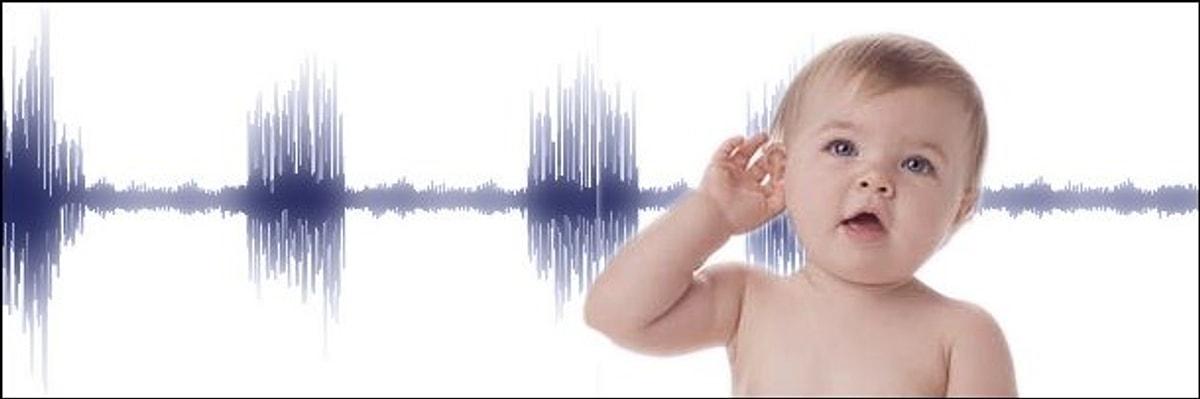Включи шум детей. Ребенок реагирует на звук. Ребенок впервые услышал звук. Малыш реагирует на звуки. Ребенок реагирует на звук иллюстрации.