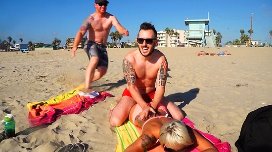 Plajda Sırtına Yağ Sürdüğün Kadının Kocasına Yakalanmak | Şaka İçerir