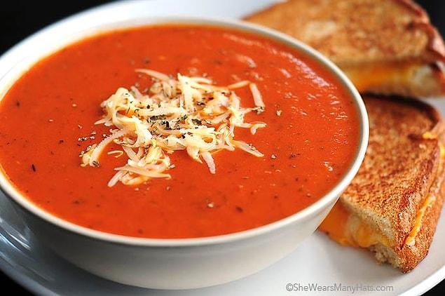 4. Ana yemeklerden önce sıcacık bir çorba içmek şart! Eh peynirle en iyi gideni de hiç şüphesiz domates çorbası.