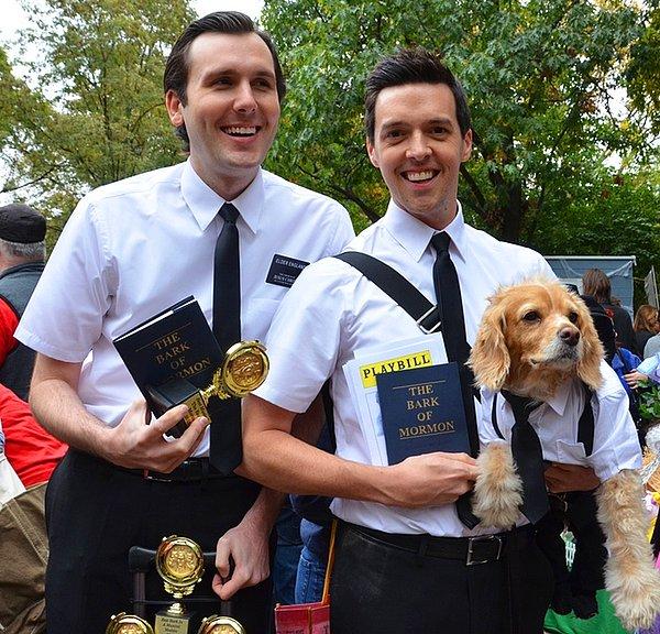 'Mormon Kitabı' nı 'Mormon Havlaması' olarak değiştiren ikili Bennett ve Brett köpekleri Maddy ile