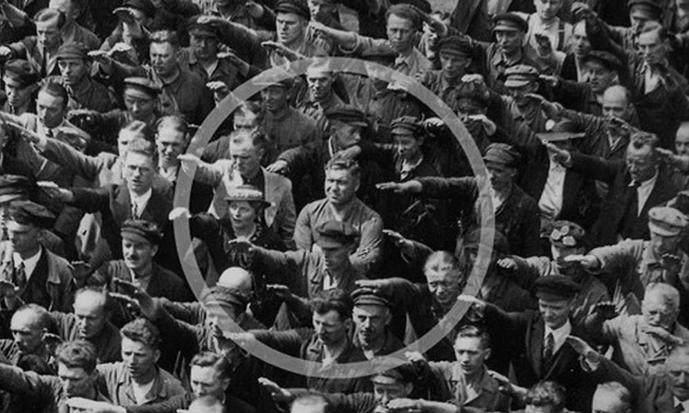 Tarihe İz Düşen İkonik 'Nazi Selamı Vermeyi Reddeden Adam' Fotoğrafının Hikayesi