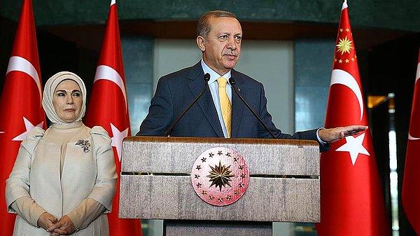 Cumhuriyet Bayramı'nın 92'inci yıldönümü münasebetiyle yapılan resepsiyona katılan konuklara hitap eden Cumhurbaşkanı Erdoğan, "Cumhuriyetin sahibi milletimizin kendisidir, sembolü de Cumhurbaşkanlığı Külliyesi'dir" dedi.