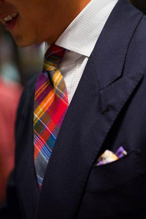 Gömlekle uyumlu cesur bir kravat fark yaratmanıza yardımcı olabilir.